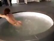 Esibizionismo in pubblico nuda nella vasca da bagno