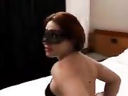 Miss Mina si spoglia e masturba sul letto