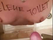 La mia schiava toilet 18 enne pisciata sulle tette