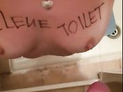 La mia schiava toilet 18 enne pisciata sulle tette