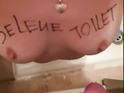 La mia schiava toilet 18 enne pisciata sulle tette