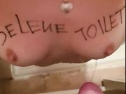 La mia schiava toilet 18 enne pisciata sulle tette