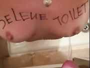 La mia schiava toilet 18 enne pisciata sulle tette