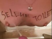 La mia schiava toilet 18 enne pisciata sulle tette