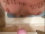 La mia schiava toilet 18 enne pisciata sulle tette