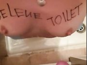 La mia schiava toilet 18 enne pisciata sulle tette