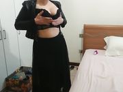 MILF italiana in reggicalze si spoglia e si masturba