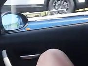 Moglie eccita i camionisti masturbandosi in macchina
