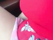Moglie eccita i camionisti masturbandosi in macchina