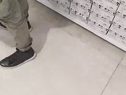 Vado in negozio a provare le scarpe con dildo in fica