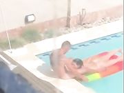 Guardone filma ragazza che spompina in piscina