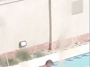 Guardone filma ragazza che spompina in piscina