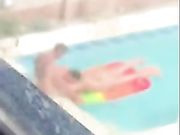 Guardone filma ragazza che spompina in piscina