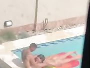 Guardone filma ragazza che spompina in piscina