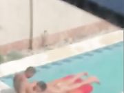 Guardone filma ragazza che spompina in piscina