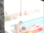 Guardone filma ragazza che spompina in piscina