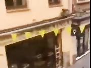 Sto a casa e la mia ragazza mi fa una pompa sul balcone