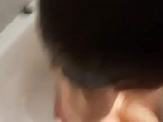 Pompino in doccia teen italiana con pisciata in faccia
