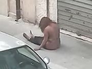 A Bari donna nuda per strada impazzita