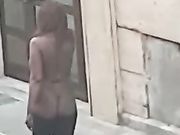 A Bari donna nuda per strada impazzita