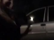 Fa vedere culo e tette della fidanzata agli amici