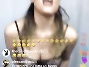 Paola Saulino mostra il culo in live instagram