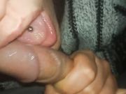 Pompino con ingoio fidanzata con piercing alla lingua
