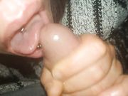 Pompino con ingoio fidanzata con piercing alla lingua