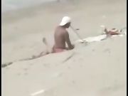 Beccati in spiaggia mentre fanno un trio