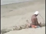 Beccati in spiaggia mentre fanno un trio