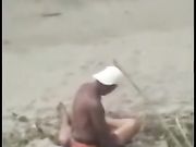 Beccati in spiaggia mentre fanno un trio