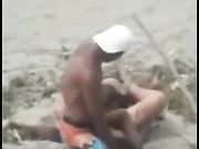 Beccati in spiaggia mentre fanno un trio