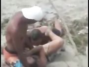 Beccati in spiaggia mentre fanno un trio