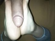 Footjob bella fidanzata con venuta sui piedi