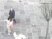 Si spoglia nuda in strada durante la quarantena