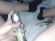 Giovane troia si masturba col deodorante