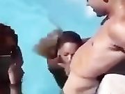Due zoccole lo succhiano in piscina
