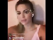 Oops scappa fuori una tetta rallenty
