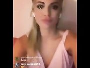 Oops scappa fuori una tetta rallenty