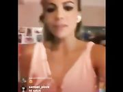 Oops scappa fuori una tetta rallenty