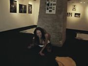 Italiana si masturba in pubblico nel museo
