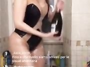 Paola Saulino instagram doccia di champagne