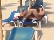 Scopano sui lettini in spiaggia a Rimini