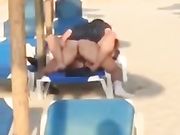 Scopano sui lettini in spiaggia a Rimini