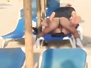 Scopano sui lettini in spiaggia a Rimini