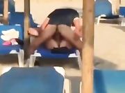 Scopano sui lettini in spiaggia a Rimini