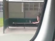 Ubriaca nuda fa un pompino alla fermata dell'autobus