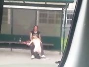 Ubriaca nuda fa un pompino alla fermata dell'autobus