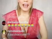 Paola Saulino acqua sulla fica la schiaffeggia