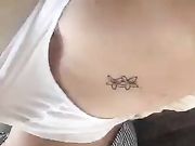 Giovane tatuata Periscope ops capezzolino